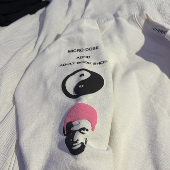 Cherry White Graphic Print Crewneck - Picture 4 of 5